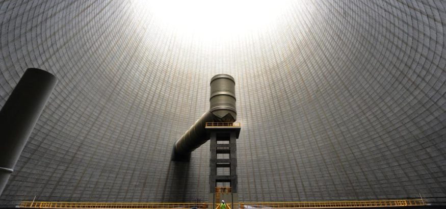Bei diesem Kraftwerk befindet sich der Auslass für die Verbrennungsgasse innerhalb des Kühlturms. Die unterschiedlichen Durchmesser von Auslass und Kühlturm lassen grob das Verhältnis von Verbrennungsgas und Wasserdampf erahnen.